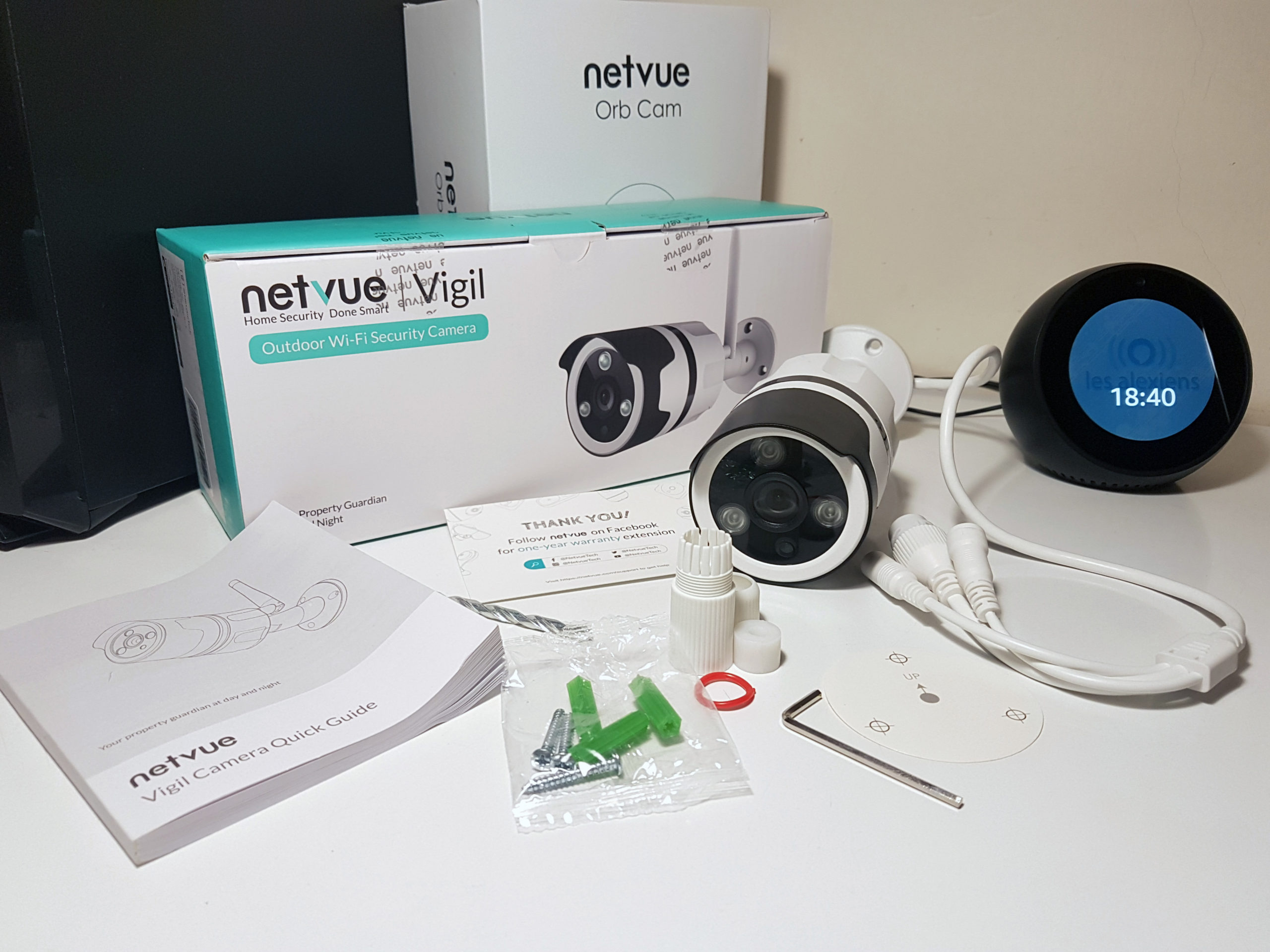 Caméra de surveillance extérieure Netvue, caméra pour la maison avec  projecteur, sirène, détection de mouvement, vision nocturne en couleur,  audio à 2 voies Compatible avec Alexa, Wi-Fi 2,4GHz