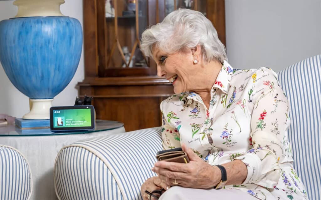 Une personne âgée utilisant un appareil Echo Show 5 avec Alexa