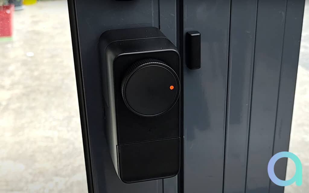 Le capteur d'ouverture de SwitchBot Lock Pro avec son bouton mécanique