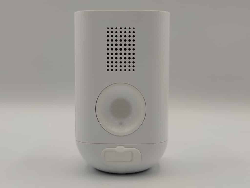 l'arrière de la caméra Omajin by Netatmo avec le système de fixation magnétique