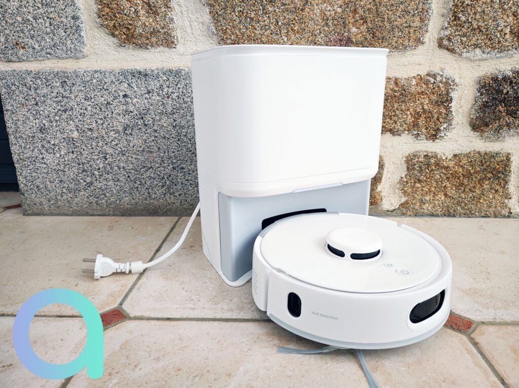 Le robot aspirateur K10+ Pro posé sur sa station de vidange