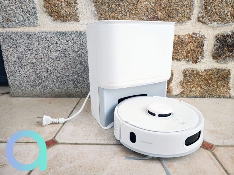 Le robot aspirateur K10+ Pro posé sur sa station de vidange