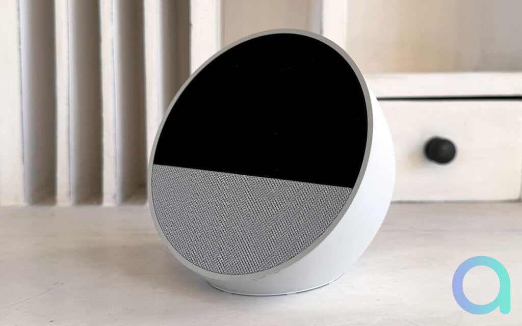 Vue de face d'Echo Spot 2024